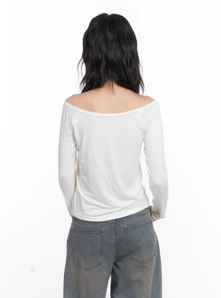 graphic-off-shoulder-long-sleeve-tee-cc1809