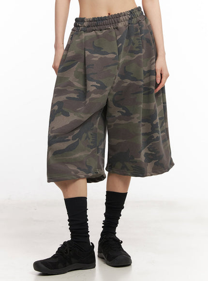 camo-pintuck-oversize-sweatshorts-iy529