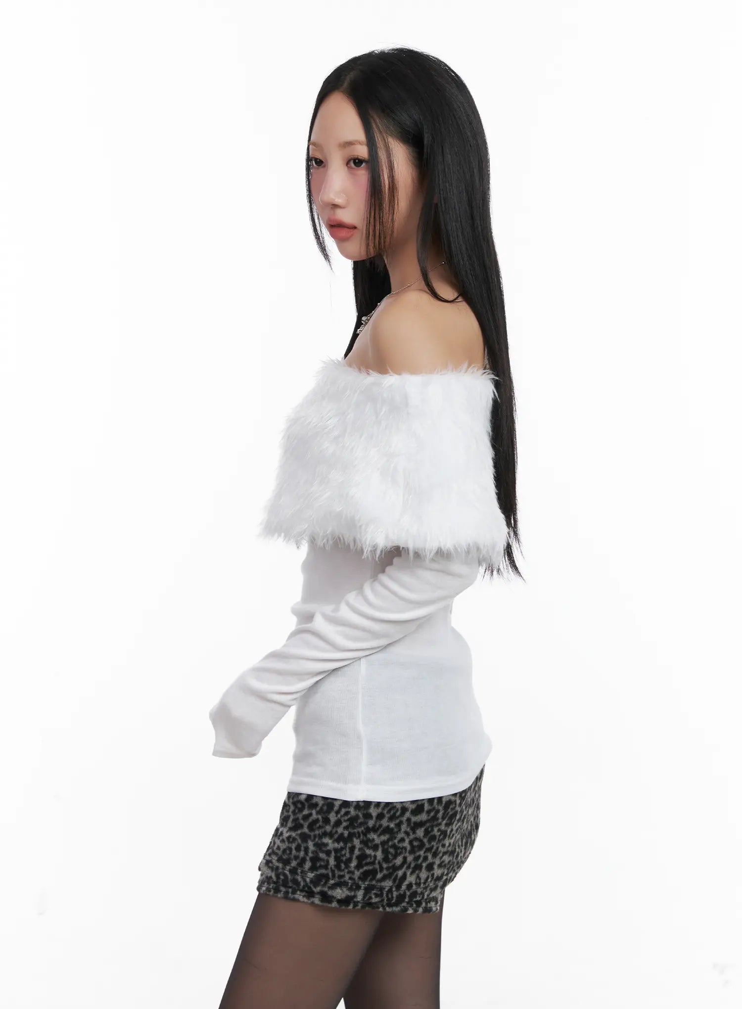 off-shoulder-faux-fur-long-sleeve-top-cd501