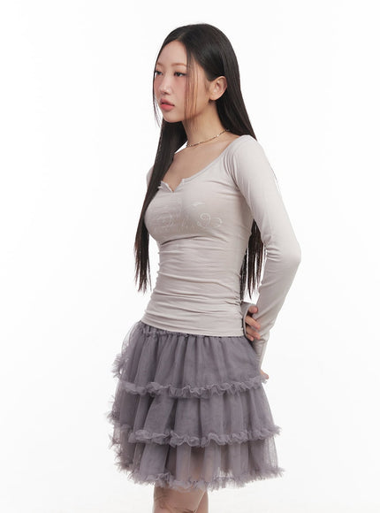 graphic-long-sleeve-v-neck-top-cm528