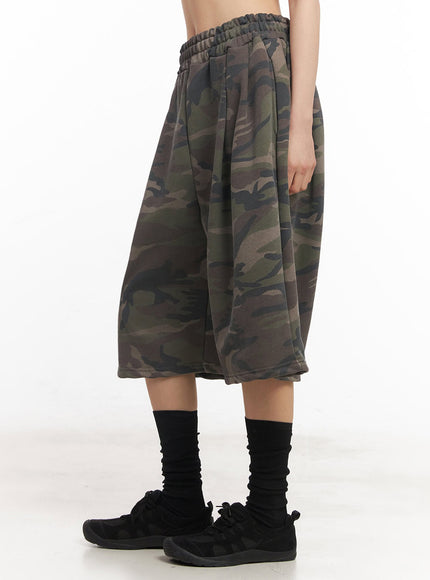 camo-pintuck-oversize-sweatshorts-iy529