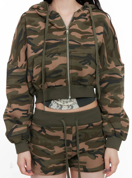 camo-graphic-crop-hoodie-cn513