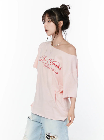 oversized-off-shoulder-graphic-tee-cy514 / Light pink