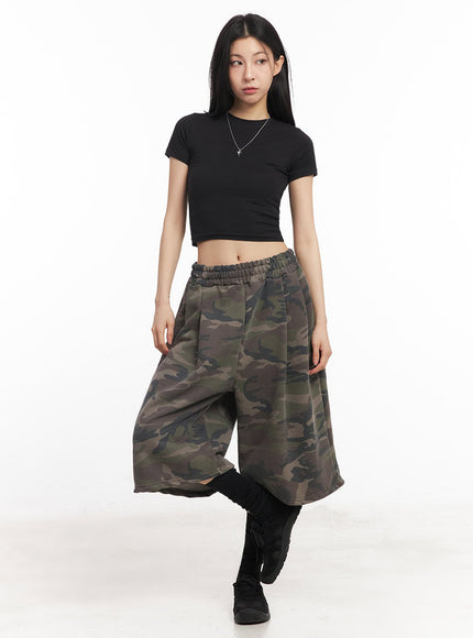 camo-pintuck-oversize-sweatshorts-iy529