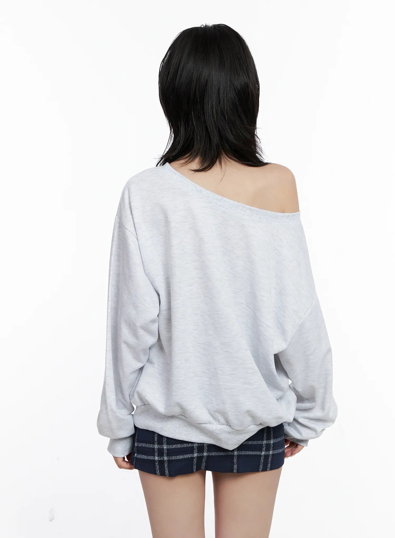off-shoulder-loose-fit-sweatshirt-cs510