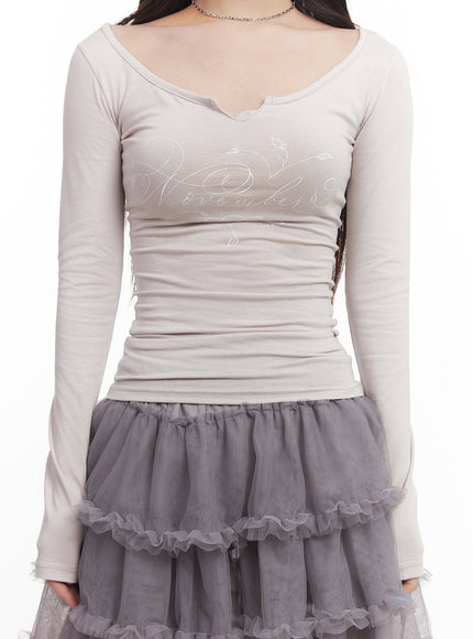 graphic-long-sleeve-v-neck-top-cm528