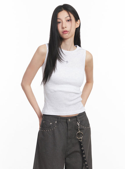 slim-fit-sleeveless-star-graphic-top-iy516