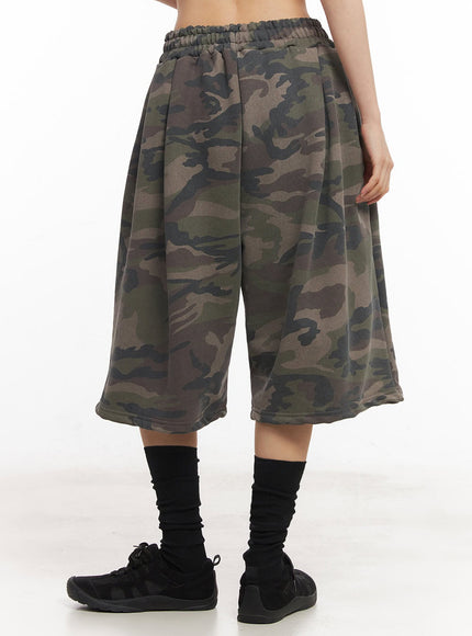camo-pintuck-oversize-sweatshorts-iy529