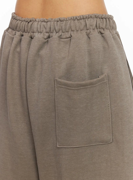 relaxed-bermuda-sweat-shorts-ia527