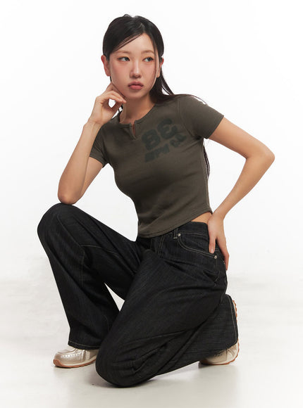 tomboy-graphic-crop-top-ia524