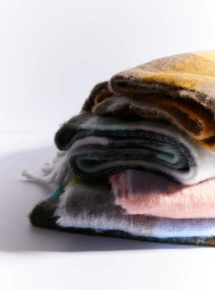 fuzzy-checkered-scarf-in512