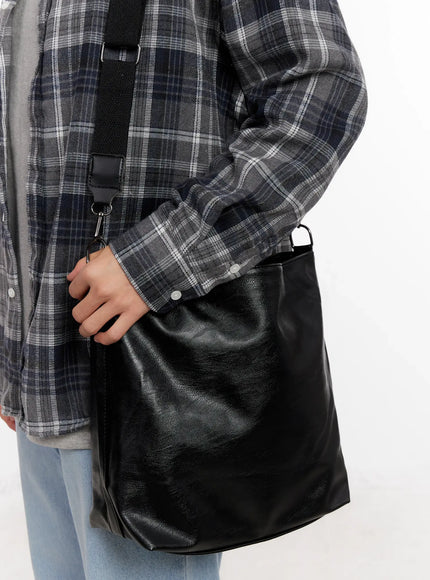 faux-leather-crossbody-bag-io528 / Black