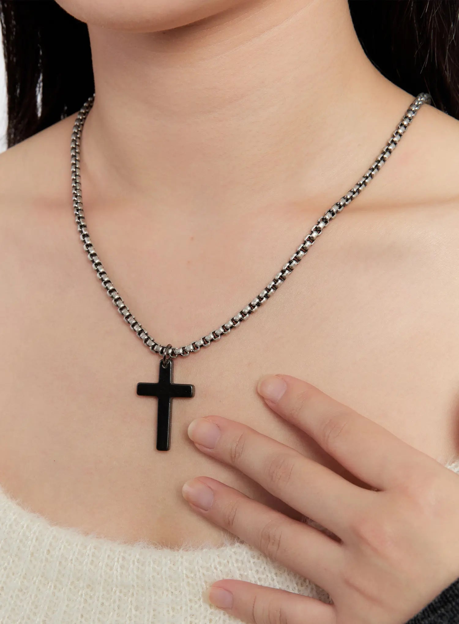 classic-cross-pendant-necklace-in528