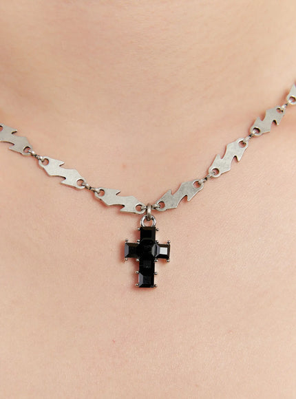 edgy-cross-pendant-necklace-in528