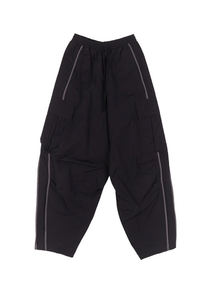 men-s-cargo-balloon-fit-windbreaker-pants-black-iu503