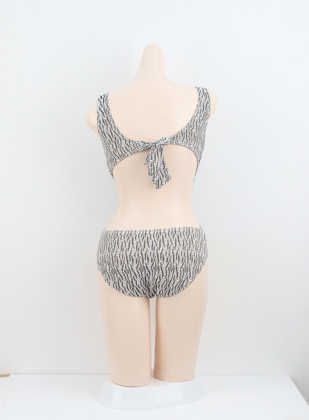 cut-out-swimsuit-iu301