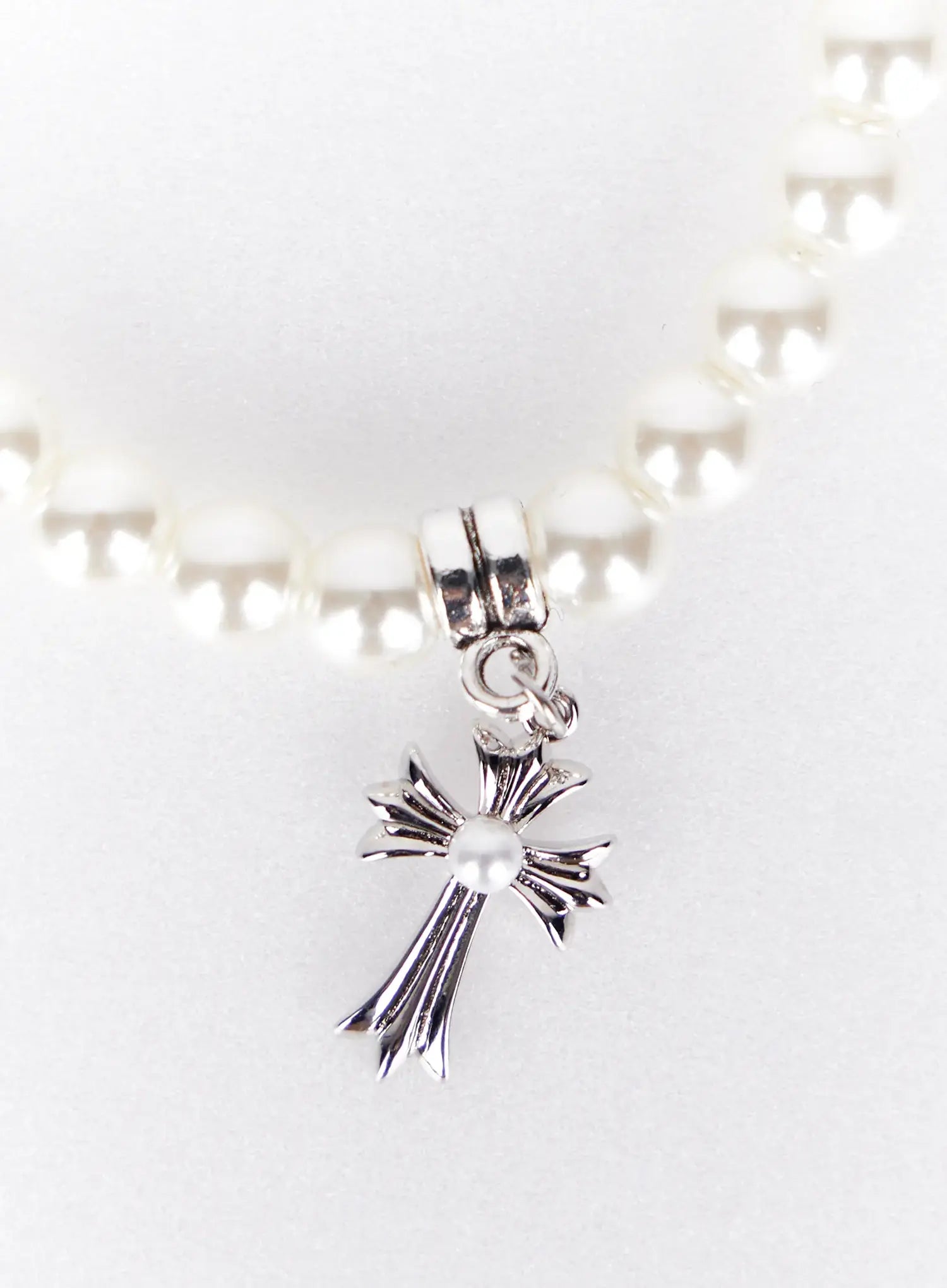 pearl-bracelet-with-cross-pendant-iy520