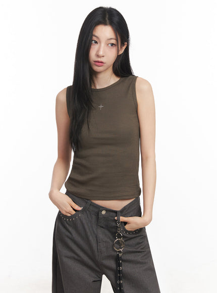 slim-fit-sleeveless-star-graphic-top-iy516 / Dark green