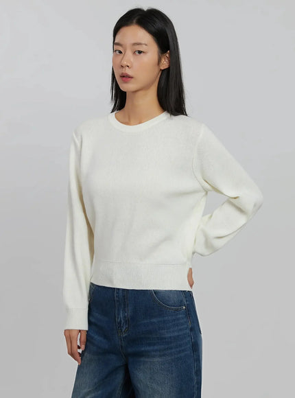 soft-round-neck-knit-top-ij508 / Light beige