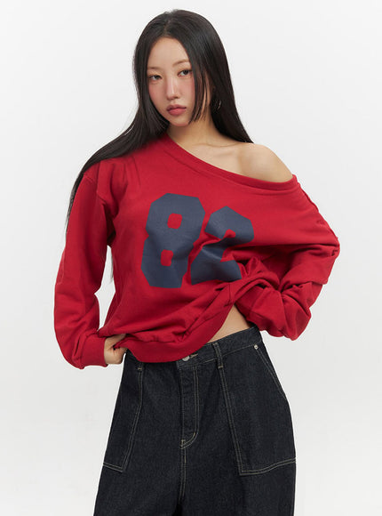 one-shoulder-graphic-crewneck-if510 / Red
