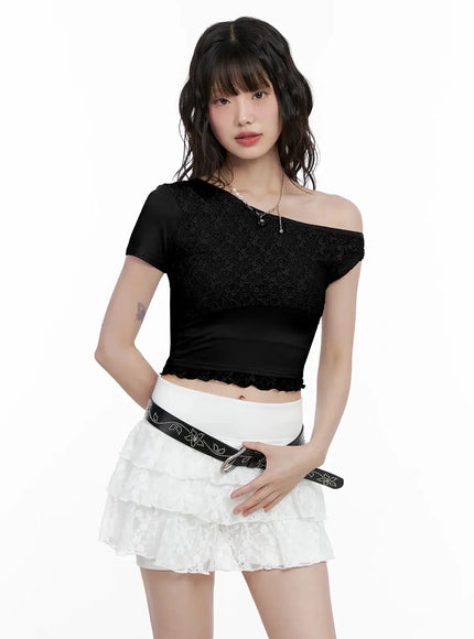 asymmetric-off-shoulder-lace-trim-top-il531 / Black