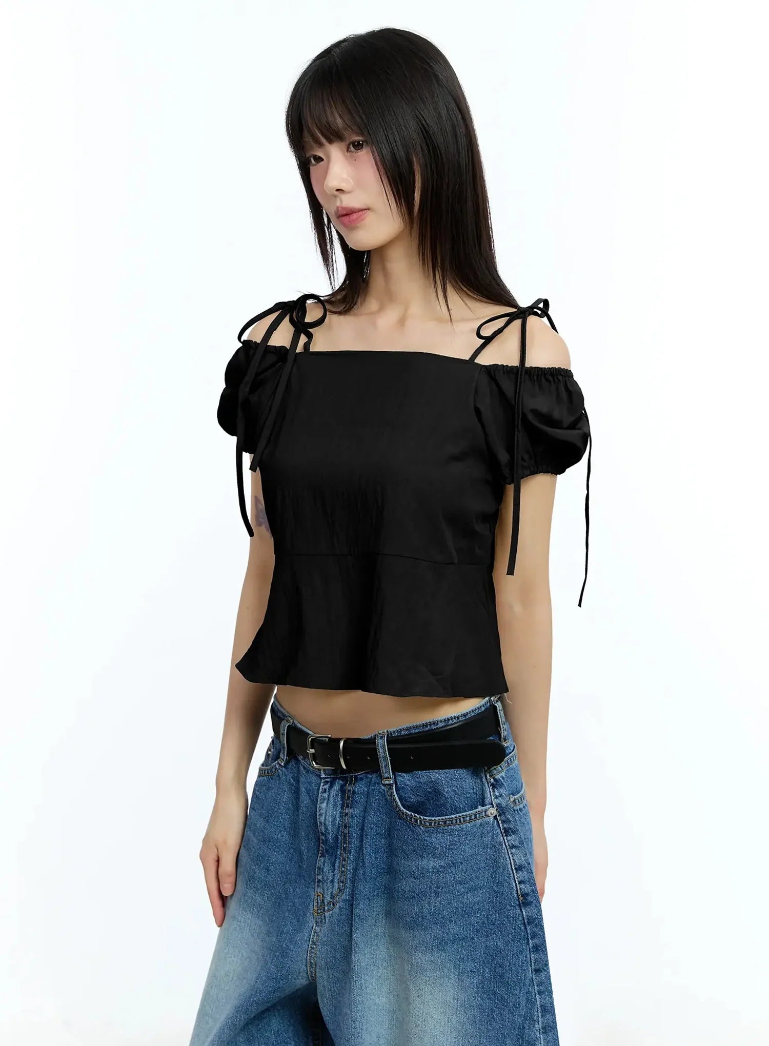strappy-off-shoulder-cropped-blouse-iu523 / Black