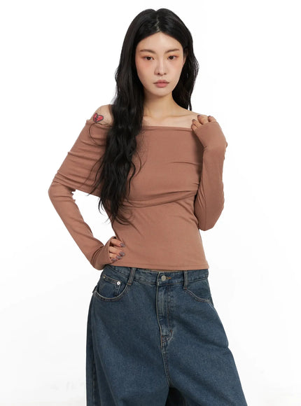 slim-off-shoulder-long-sleeve-tee-in528 / Brown