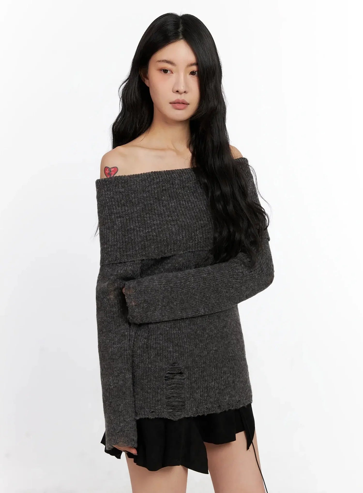 distressed-off-shoulder-sweater-in528 / Dark gray