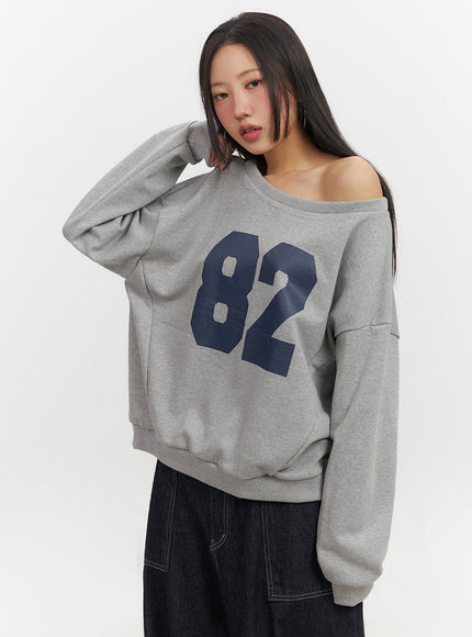 one-shoulder-graphic-crewneck-if510 / Gray