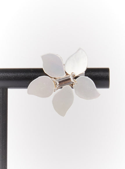 luna-petal-earrings-im531 / White