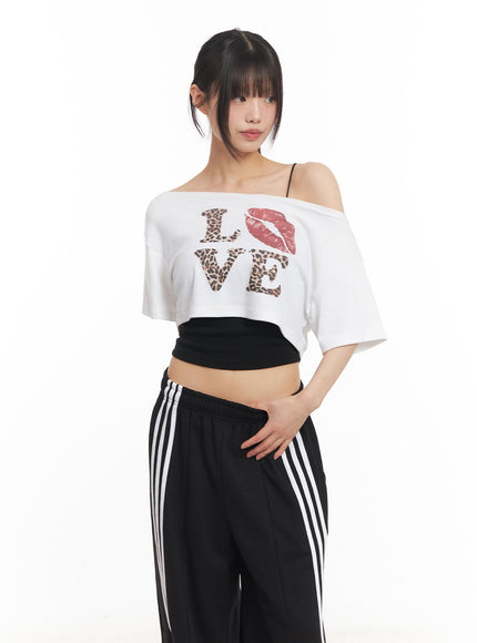 one-shoulder-leopard-graphic-crop-top-ca523