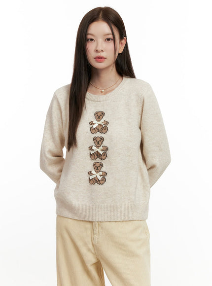 cozy-ribbon-bear-graphic-sweater-on422 / Beige