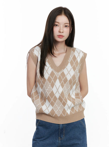 argyle-pattern-v-neck-vest-co506 / Beige