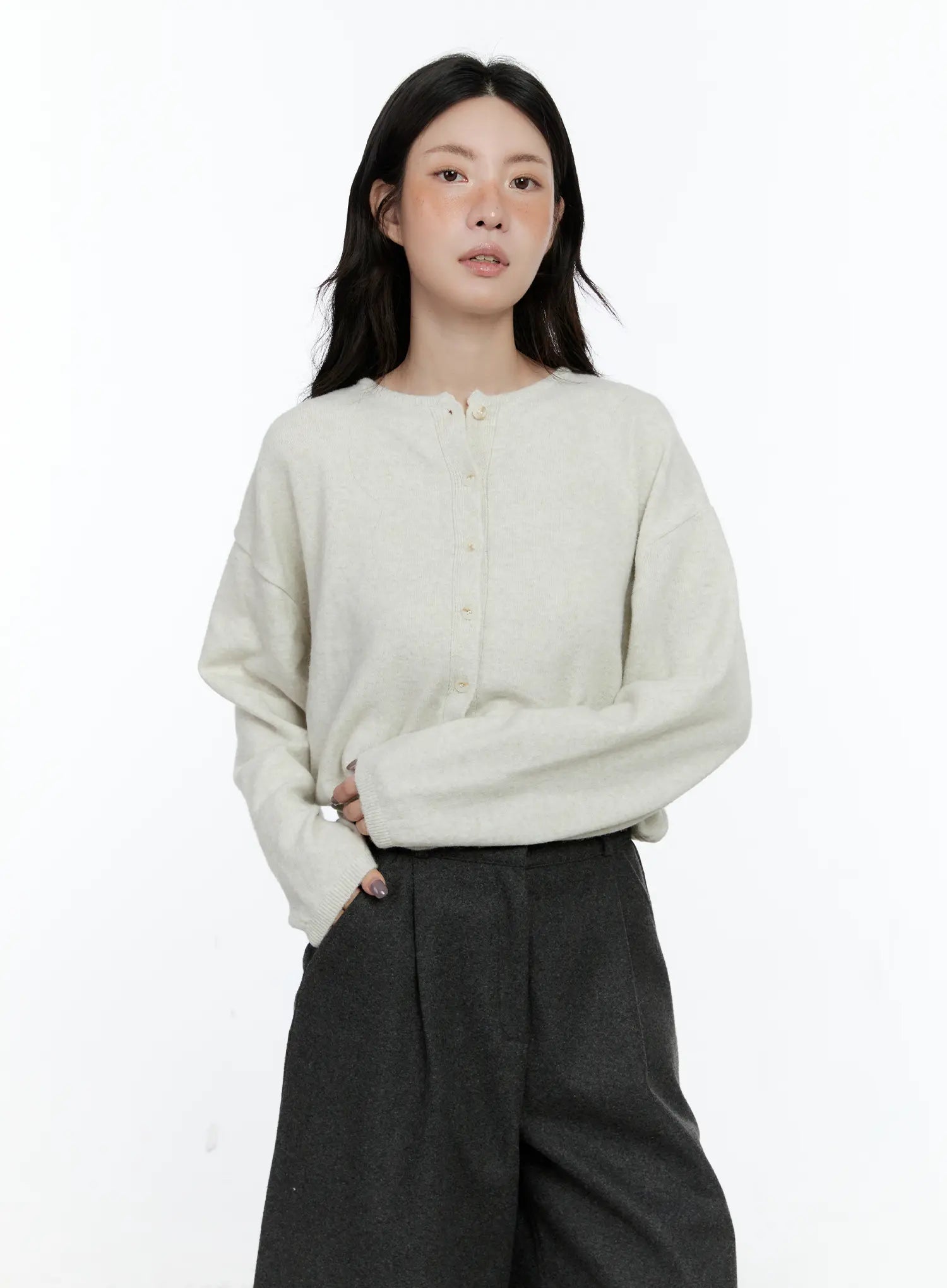 classic-round-neck-cardigan-cn517 / Light beige