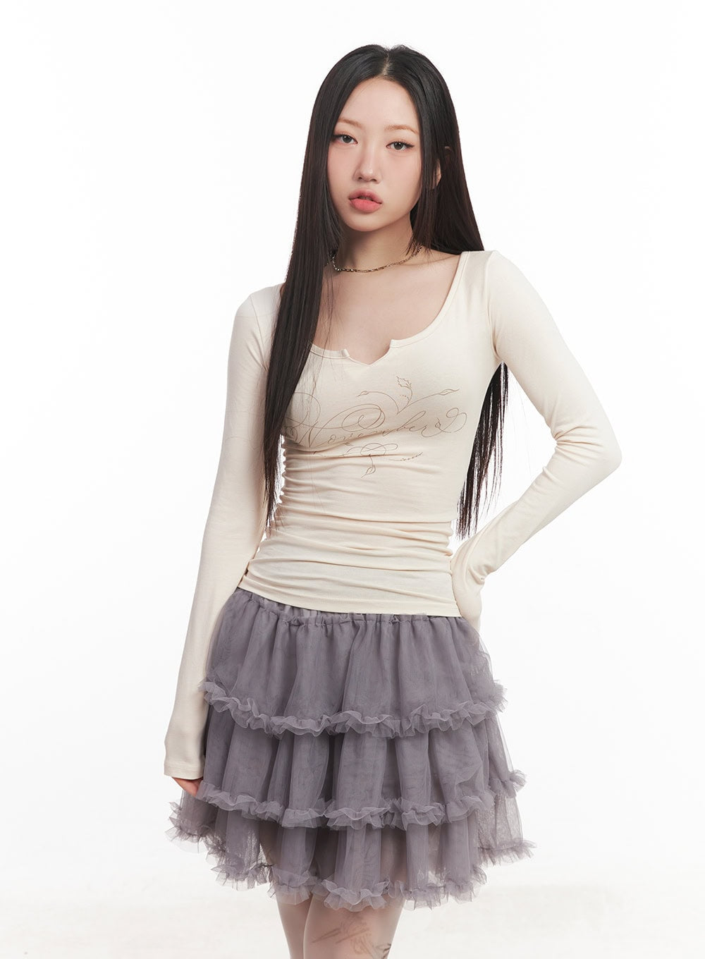 graphic-long-sleeve-v-neck-top-cm528 / Light beige