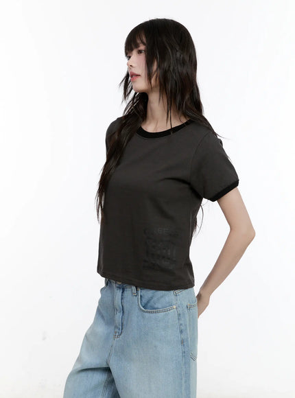 contrast-trim-graphic-baby-tee-cl507 / Dark gray