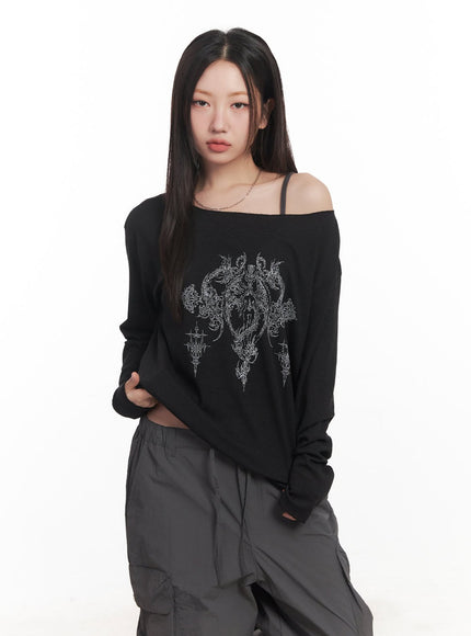 graphic-off-shoulder-long-sleeve-top-ca518 / Black
