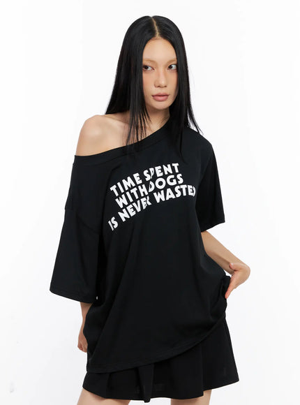 off-shoulder-relaxed-fit-graphic-tee-cl530 / Black