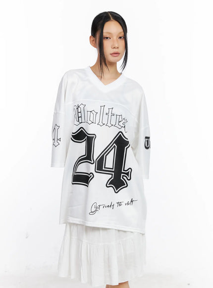 oversized-v-neck-graphic-tee-cl529 / White