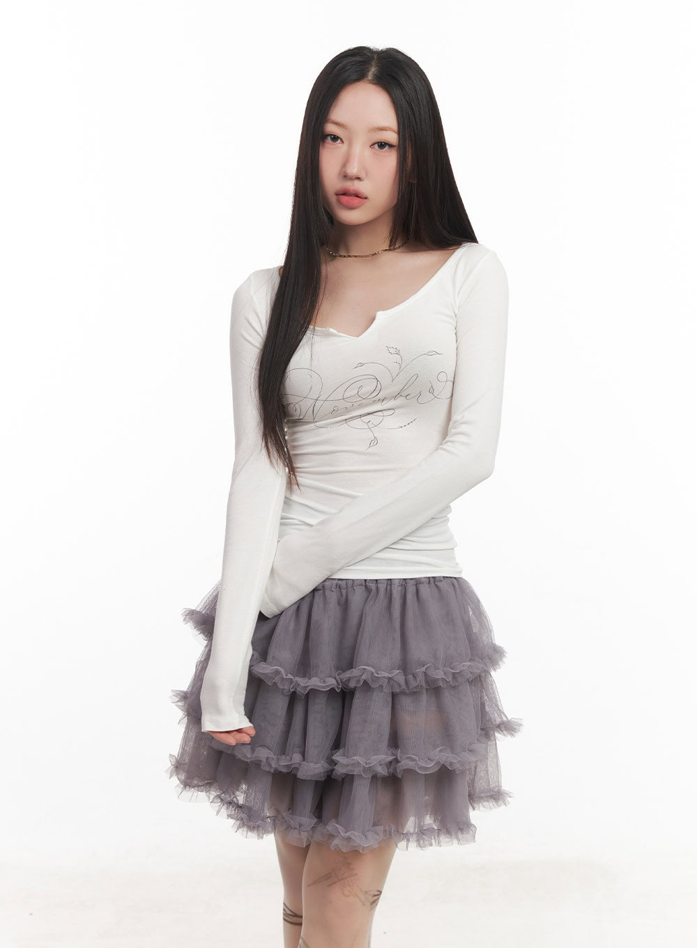 graphic-long-sleeve-v-neck-top-cm528 / White