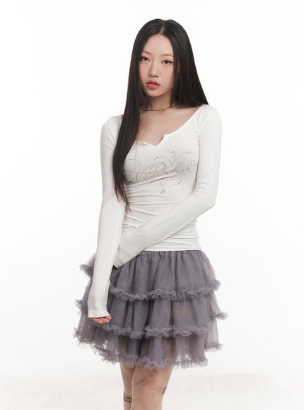 graphic-long-sleeve-v-neck-top-cm528 / White