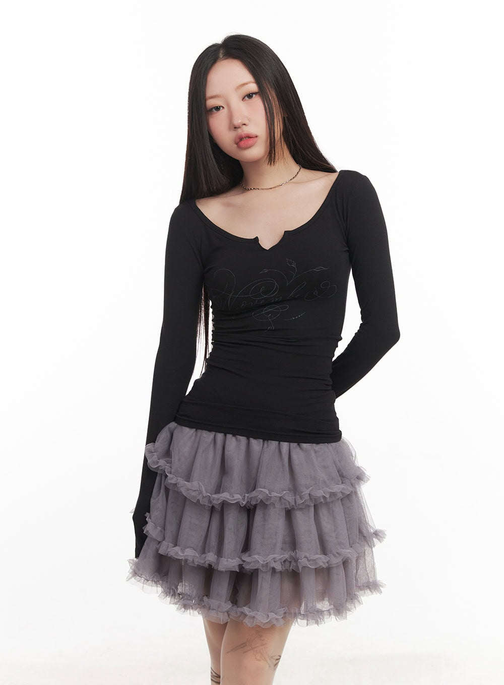 graphic-long-sleeve-v-neck-top-cm528 / Black