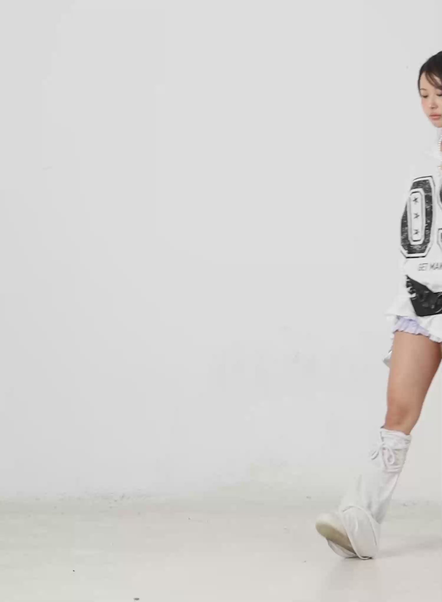 Oversized Graphic V-Neck Long Sleeve CF512